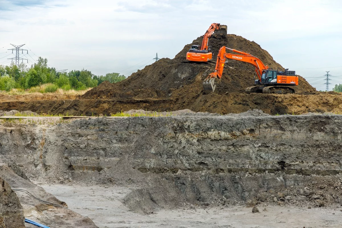 Ceulemans’ large Hitachi excavators aid flood protection