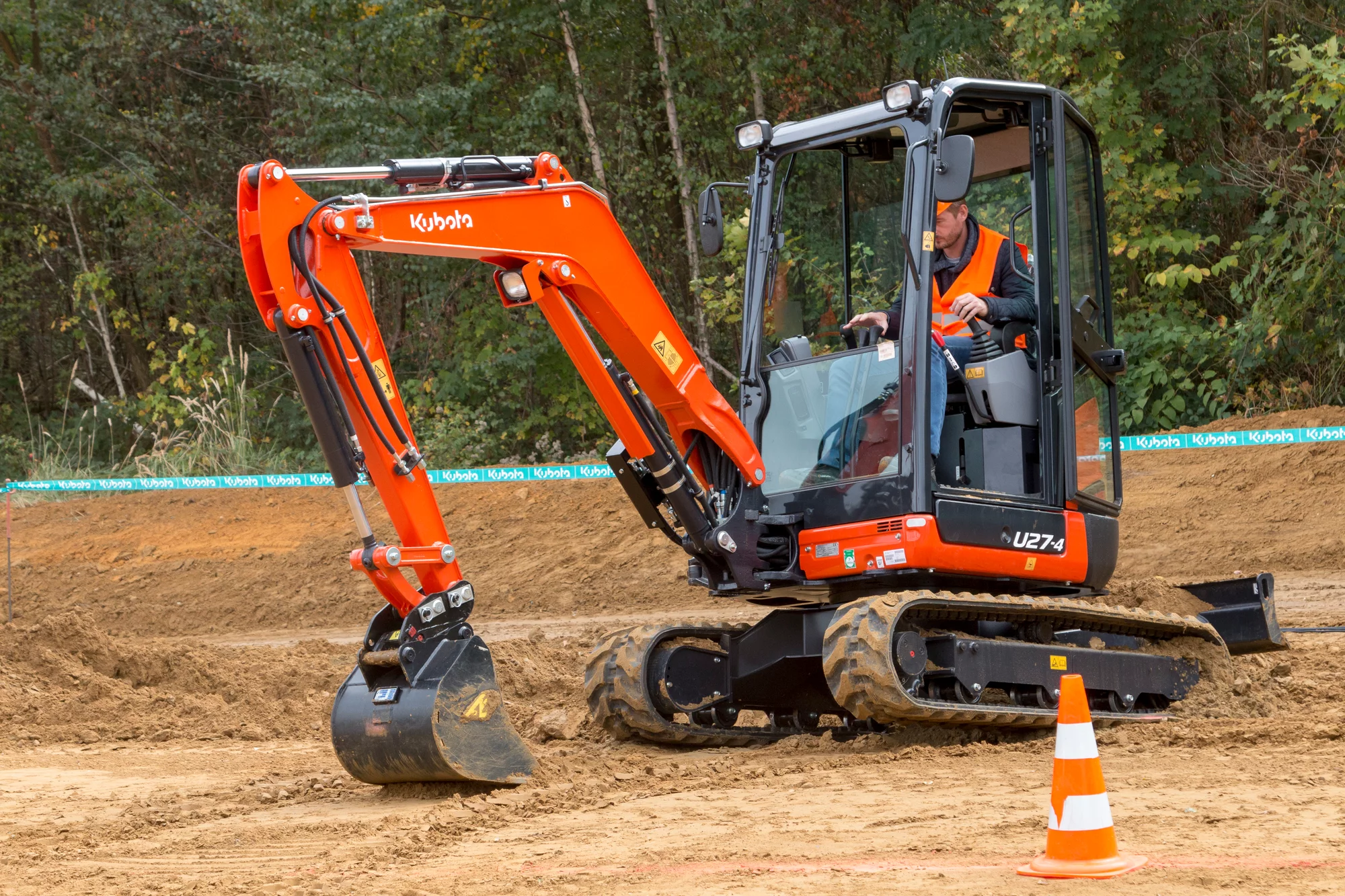 SUMMER SALE: Kubota U27-4 at rock-bottom prices!