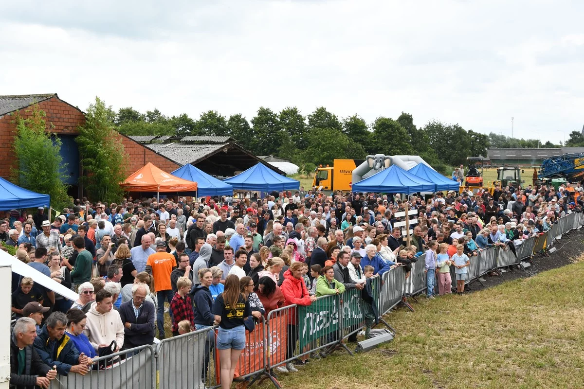 Tractor dedication Brecht: approximately 300 tractors blessed for charity