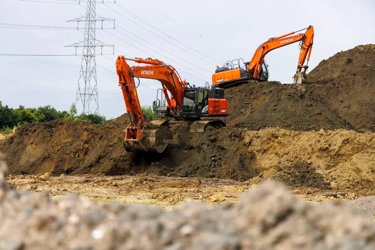 Ceulemans’ large Hitachi excavators aid flood protection
