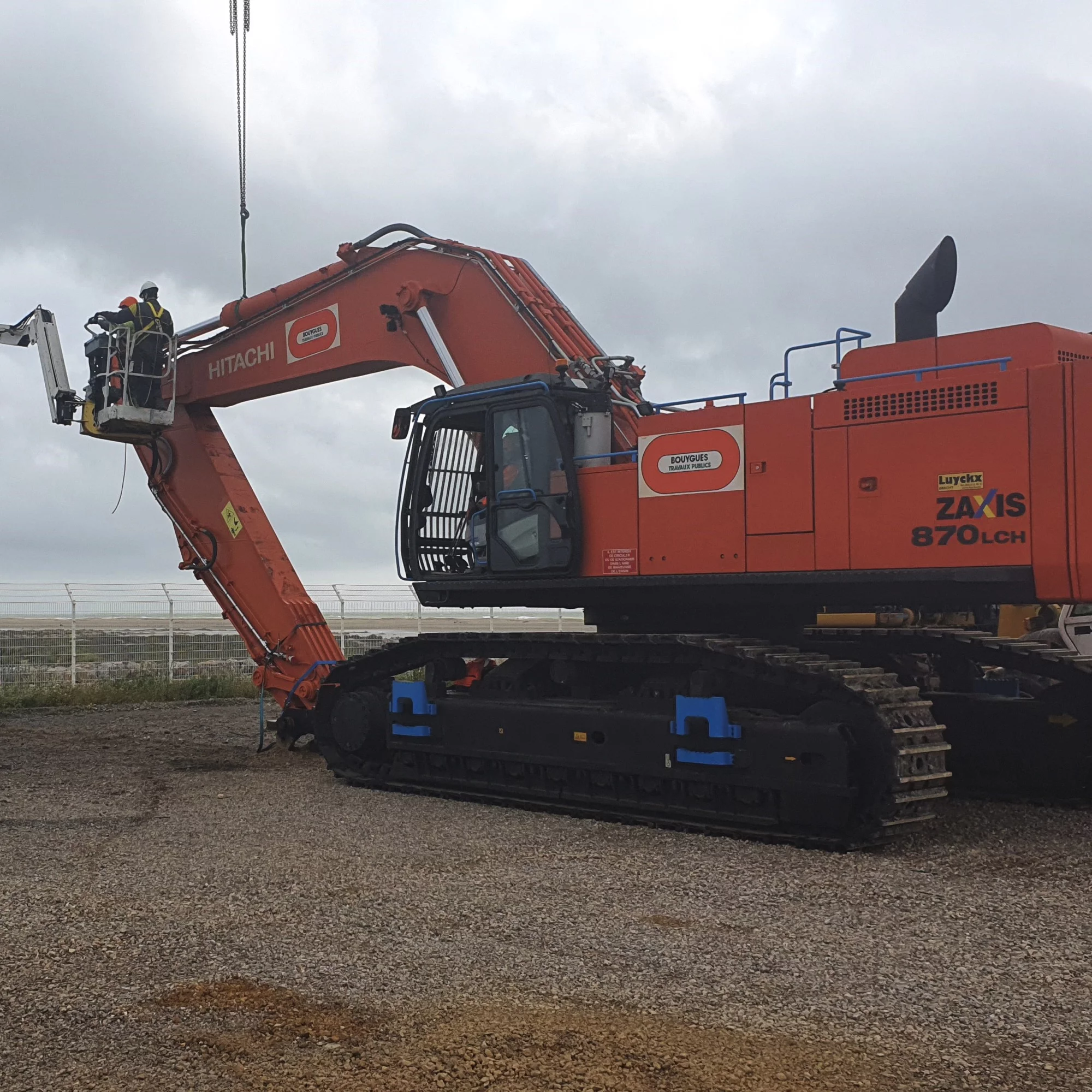 Mounting of ZX870 for Bouygues