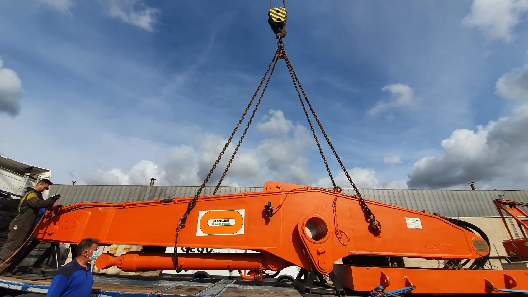 EX1200-6 on its way on 10 trucks to the South of France