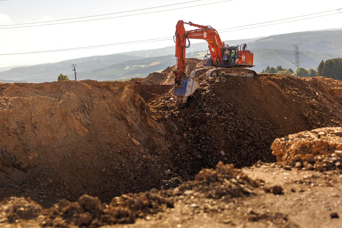 Jan De Nul utilises new Hitachi ZX690LCH-7 in Belgium