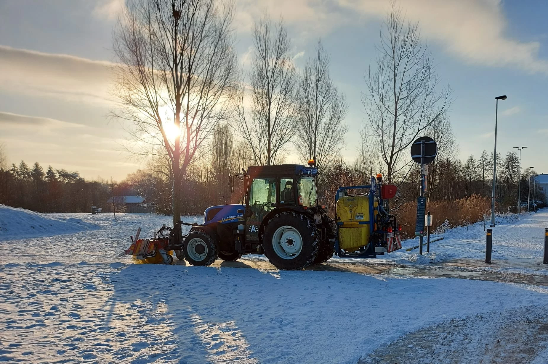 Winter service City of Antwerp with 13 New Holland tractors