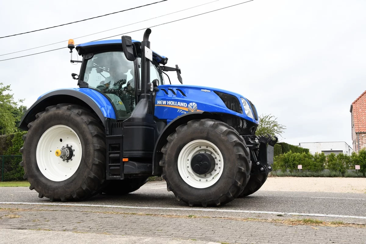Tractor dedication Brecht: approximately 300 tractors blessed for charity