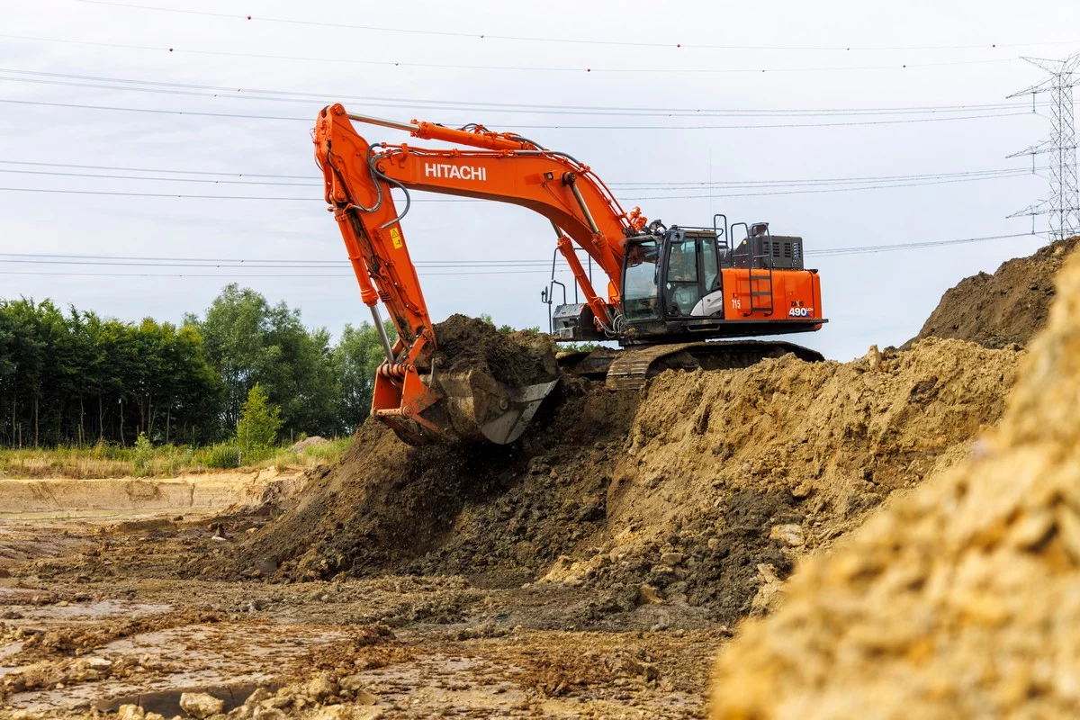 Ceulemans’ large Hitachi excavators aid flood protection