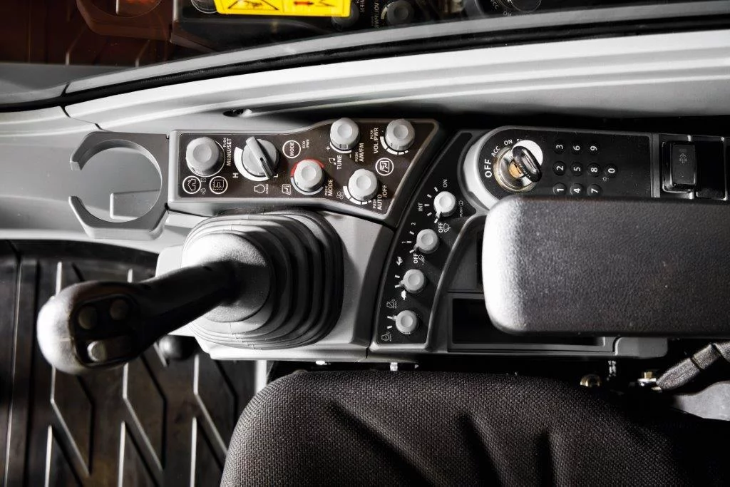 State-of-the-art, ultra-spacious cab in the new Zaxis-7 excavators