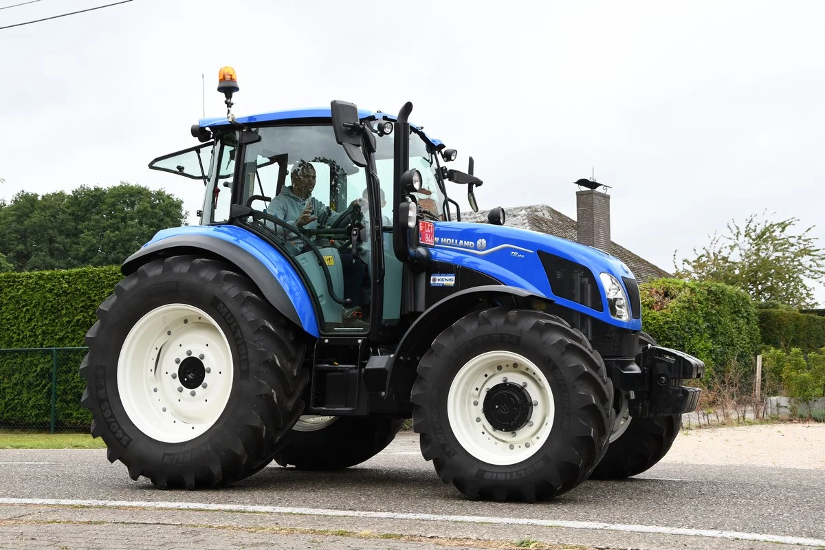 Tractor dedication Brecht: approximately 300 tractors blessed for charity