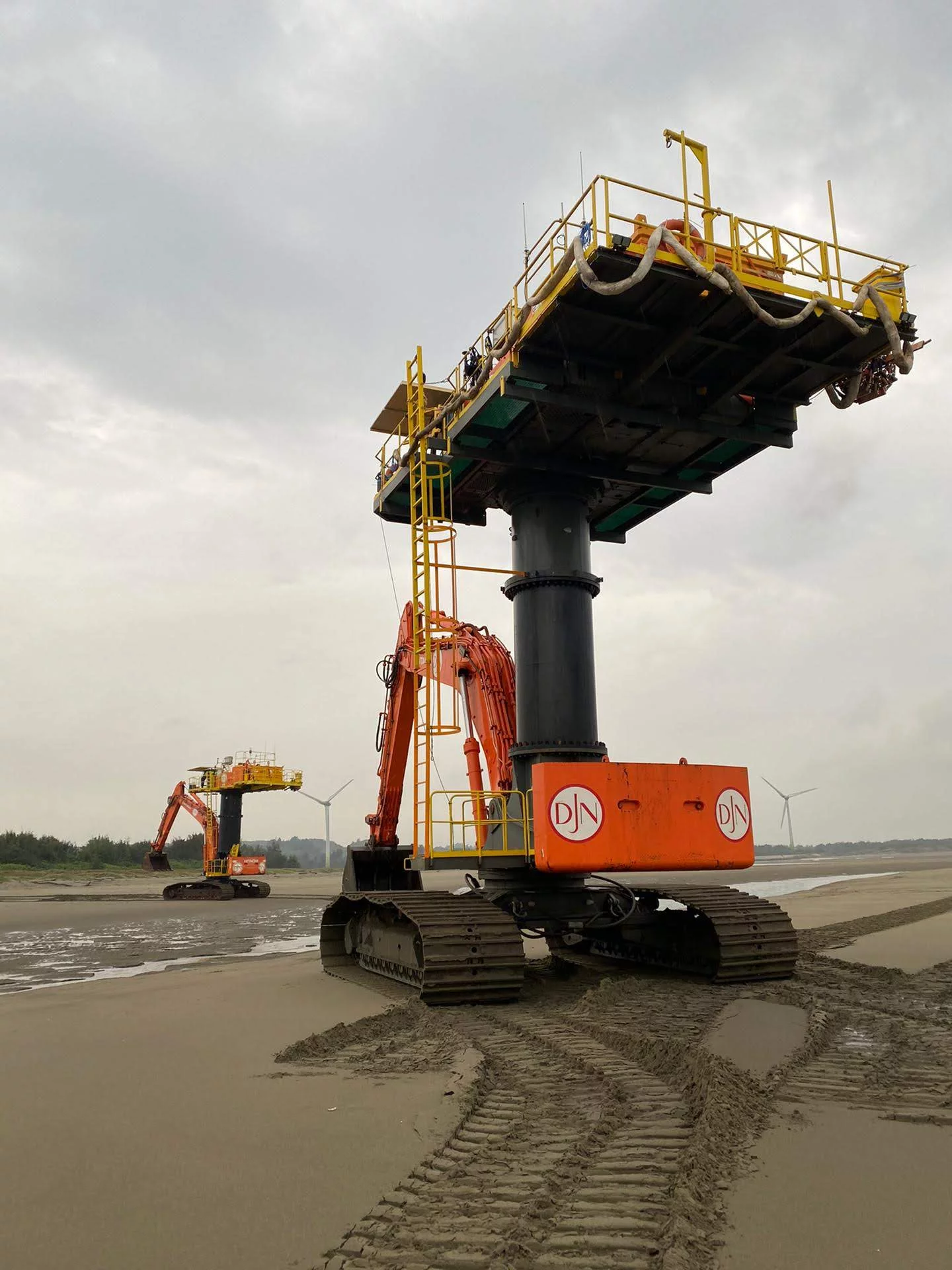 カバル Jan De Nul deploys three ZX870 Starfish for construction