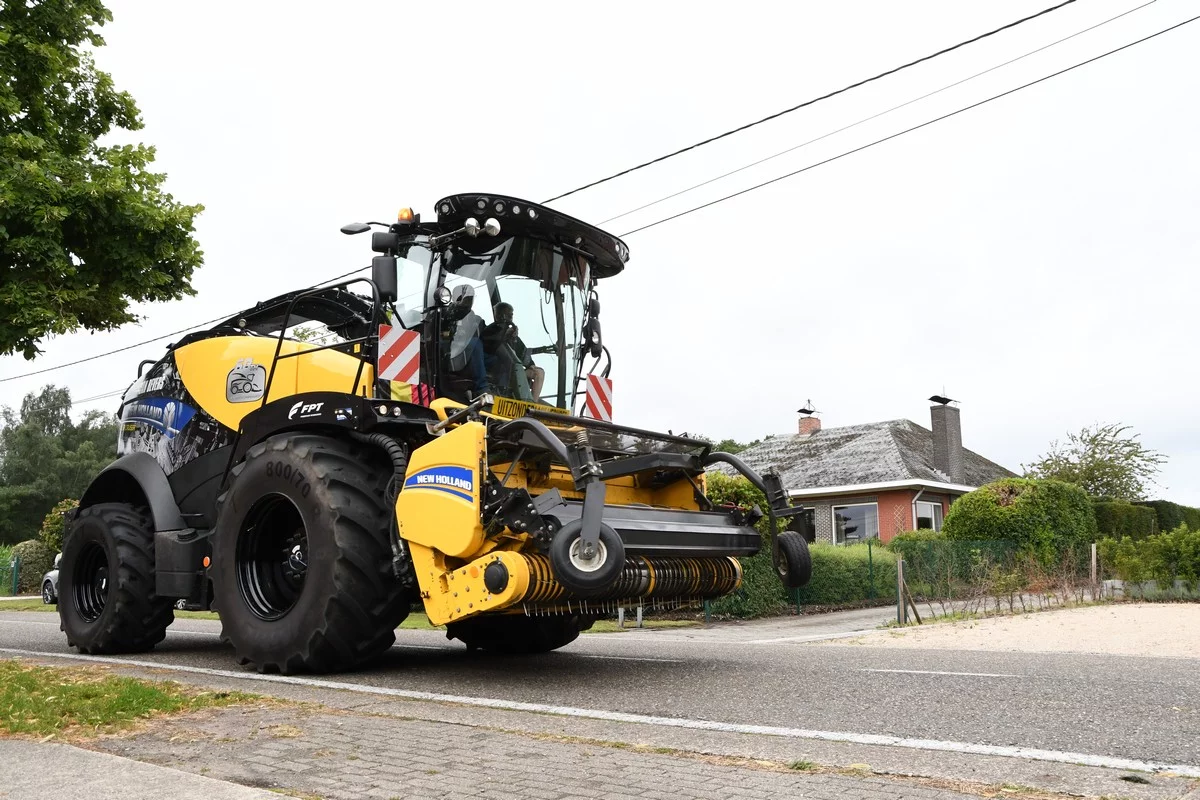 Tractor dedication Brecht: approximately 300 tractors blessed for charity