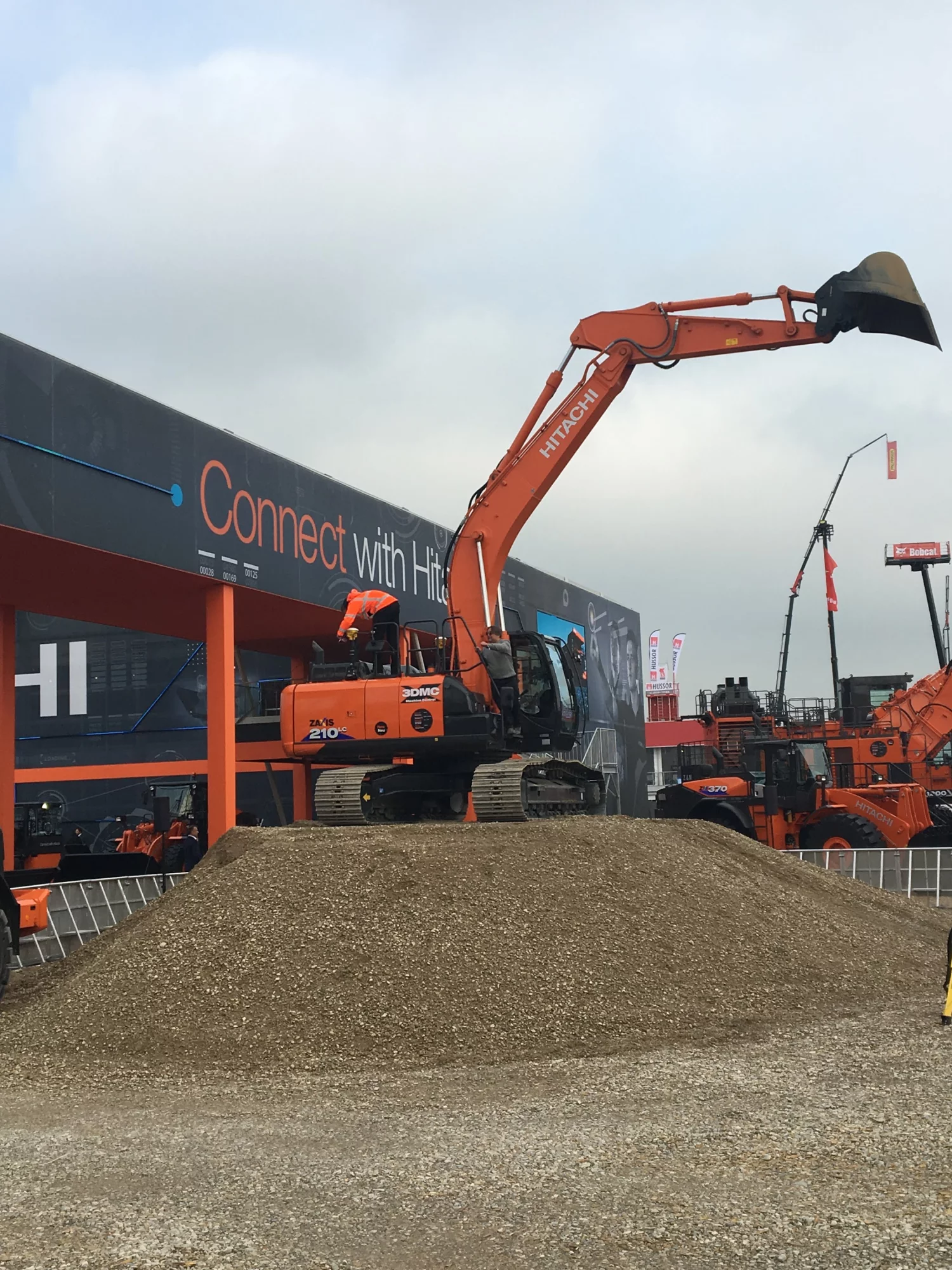 HITACHI making new connections