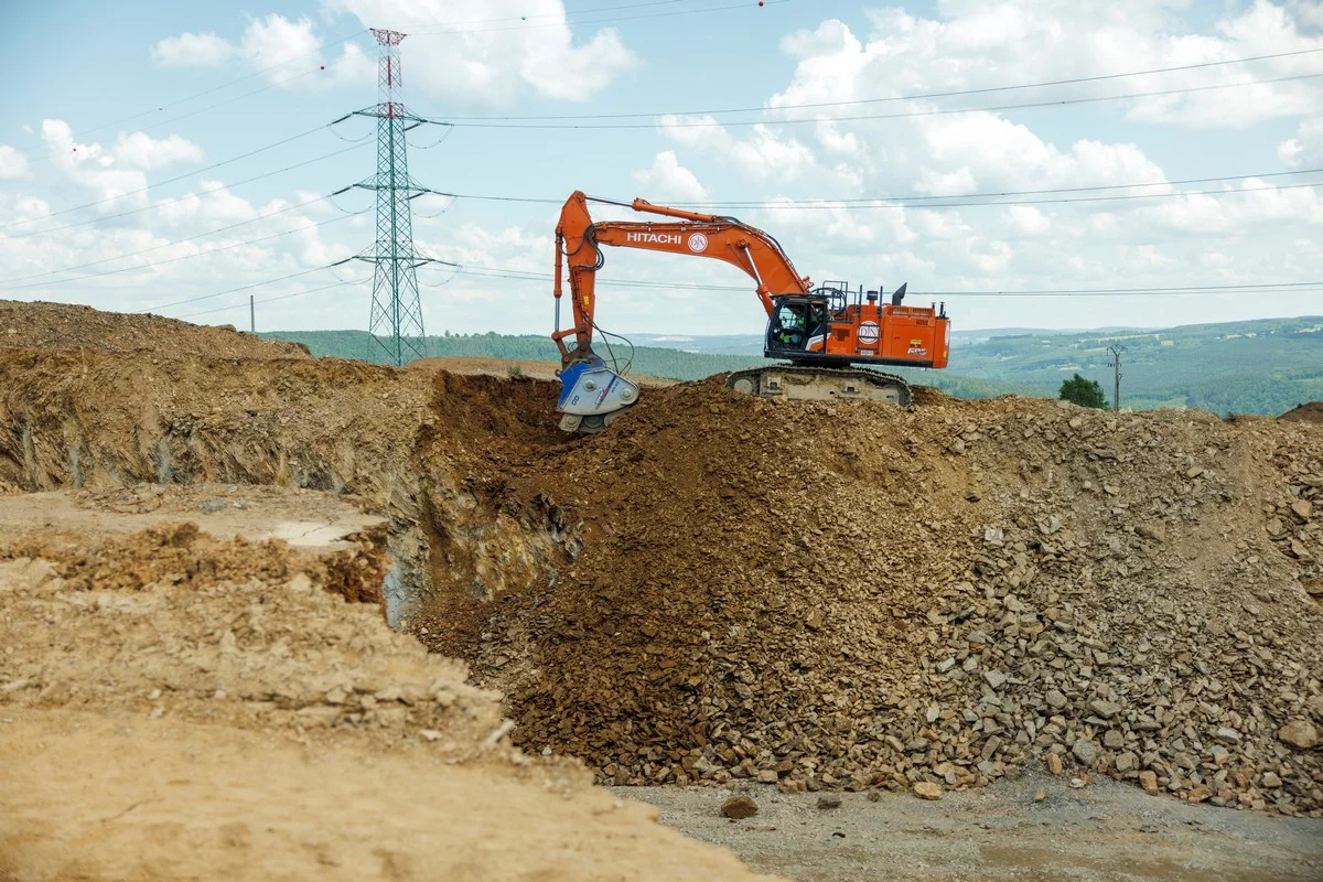 Jan De Nul utilises new Hitachi ZX690LCH-7 in Belgium