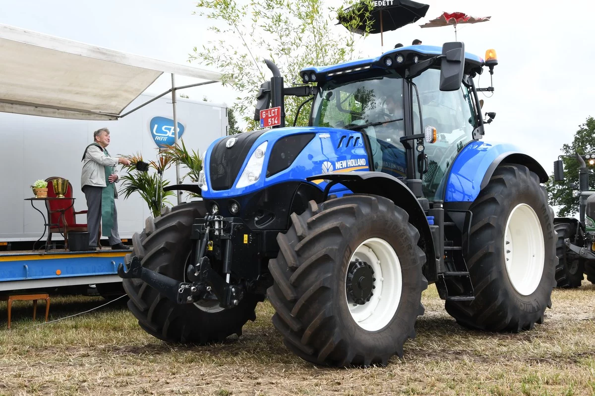 Tractor dedication Brecht: approximately 300 tractors blessed for charity