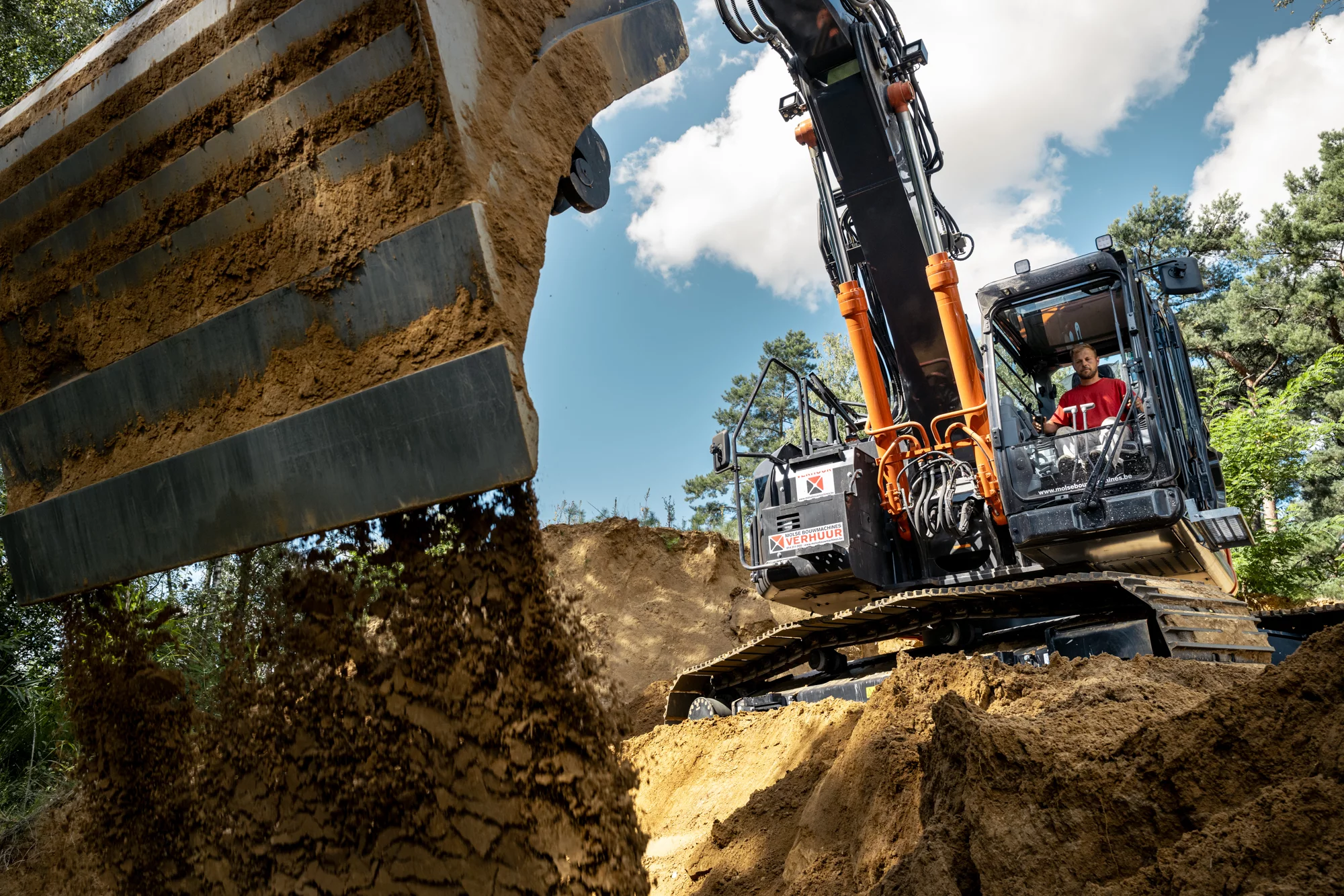 First Hitachi ZX375US-7-2P delivered to Molse Bouwmachines