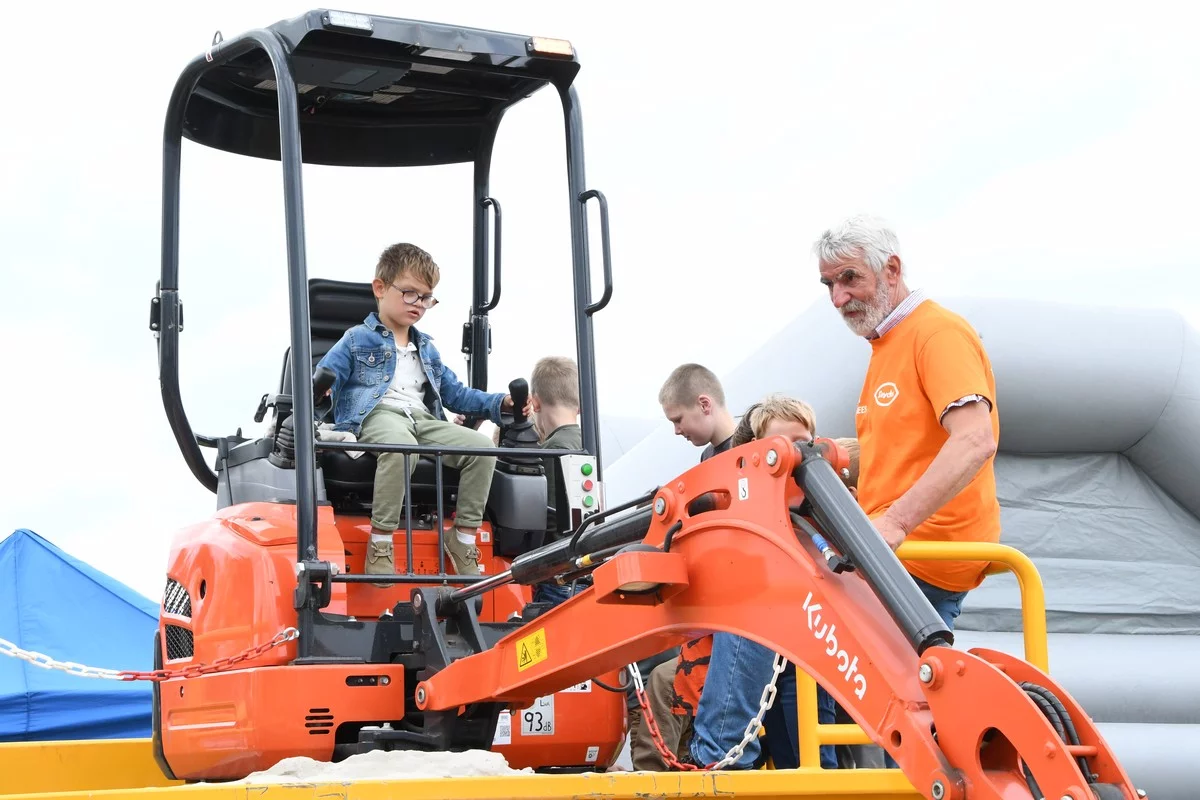Tractor dedication Brecht: approximately 300 tractors blessed for charity