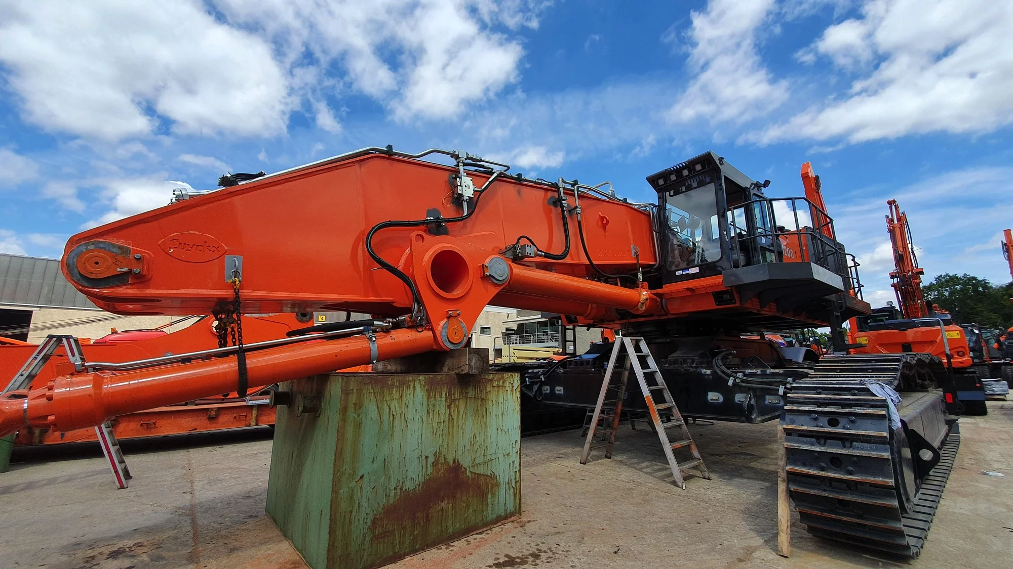 EX1200-6 on its way on 10 trucks to the South of France