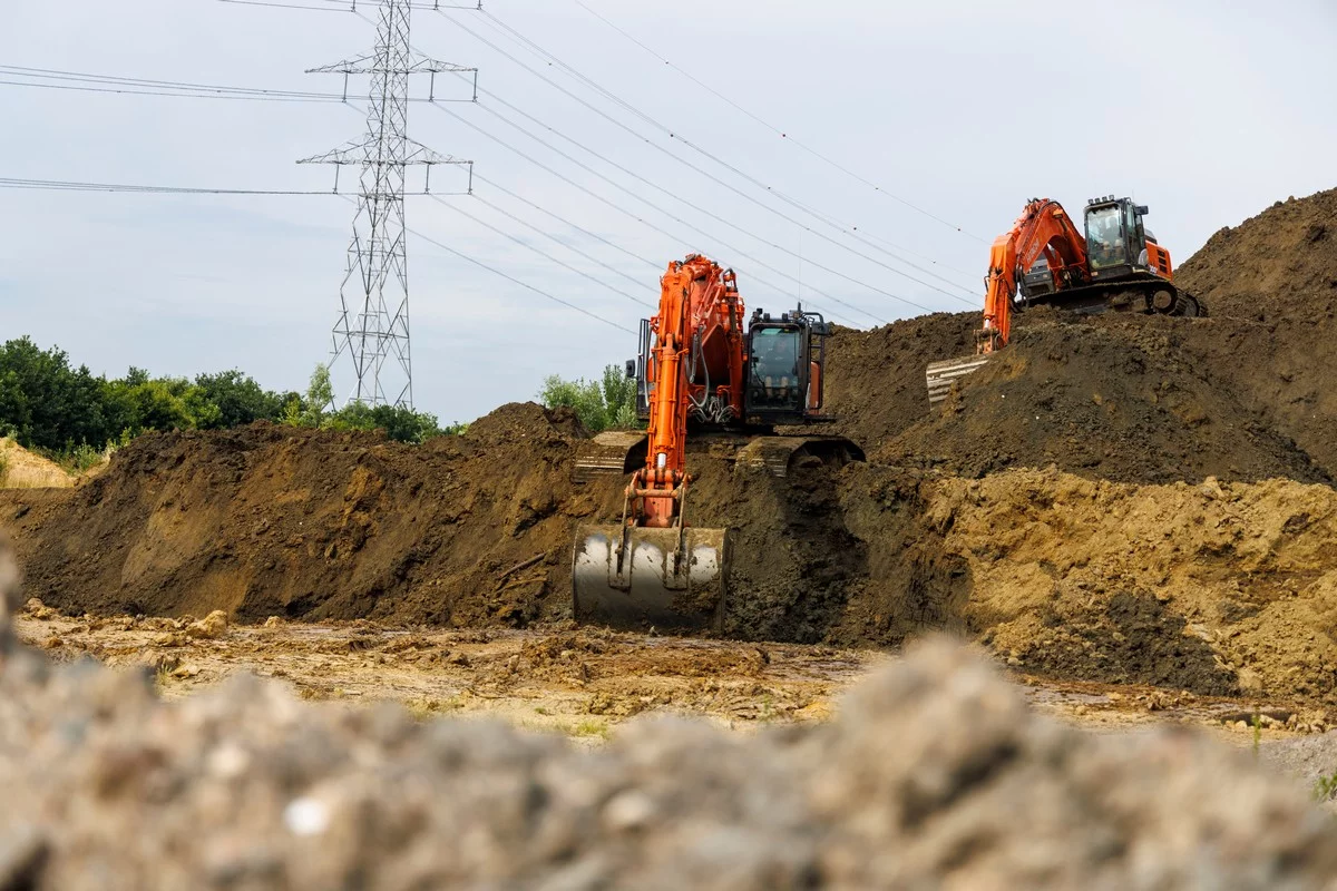 Ceulemans’ large Hitachi excavators aid flood protection
