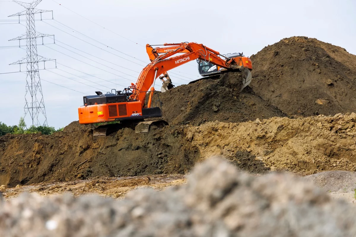 Ceulemans’ large Hitachi excavators aid flood protection