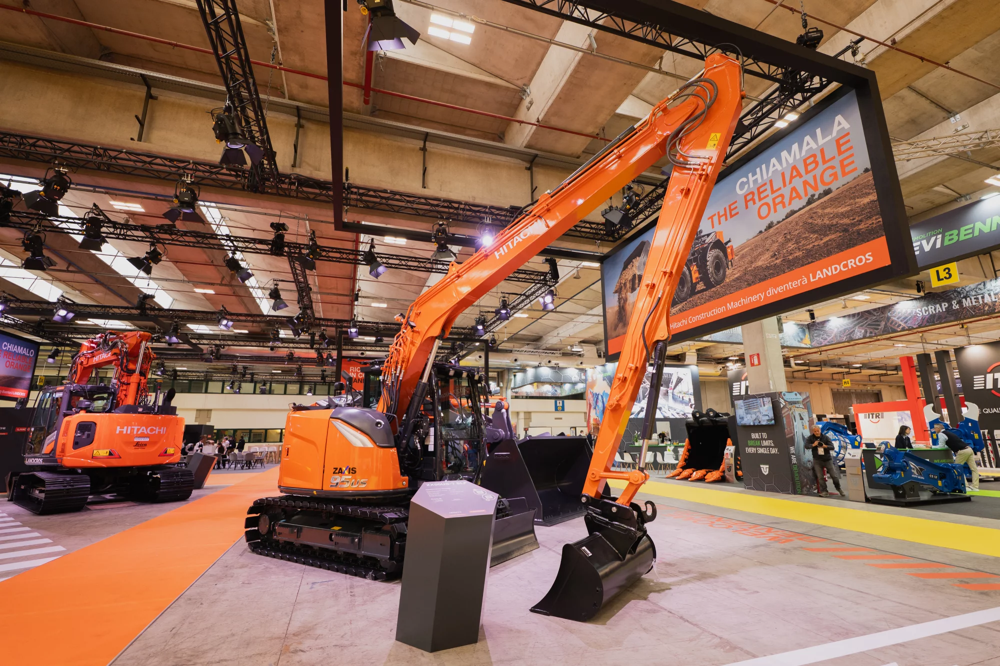 ZX95US-7 SLF: Far-reaching capabilities and precision grading in the tightest of spaces