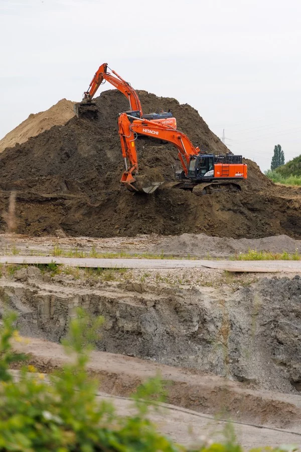 Les grandes excavatrices Hitachi de Ceulemans contribuent à la protection contre les inondations