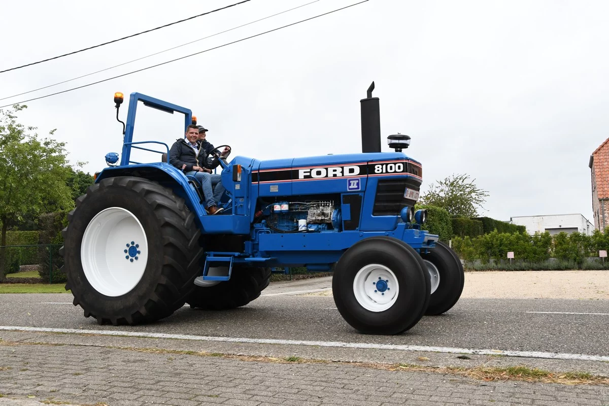 DÉVOILEMENT D'UN TRACTEUR BRECHT: quelque 300 tracteurs bénis au profit d'une œuvre caritative