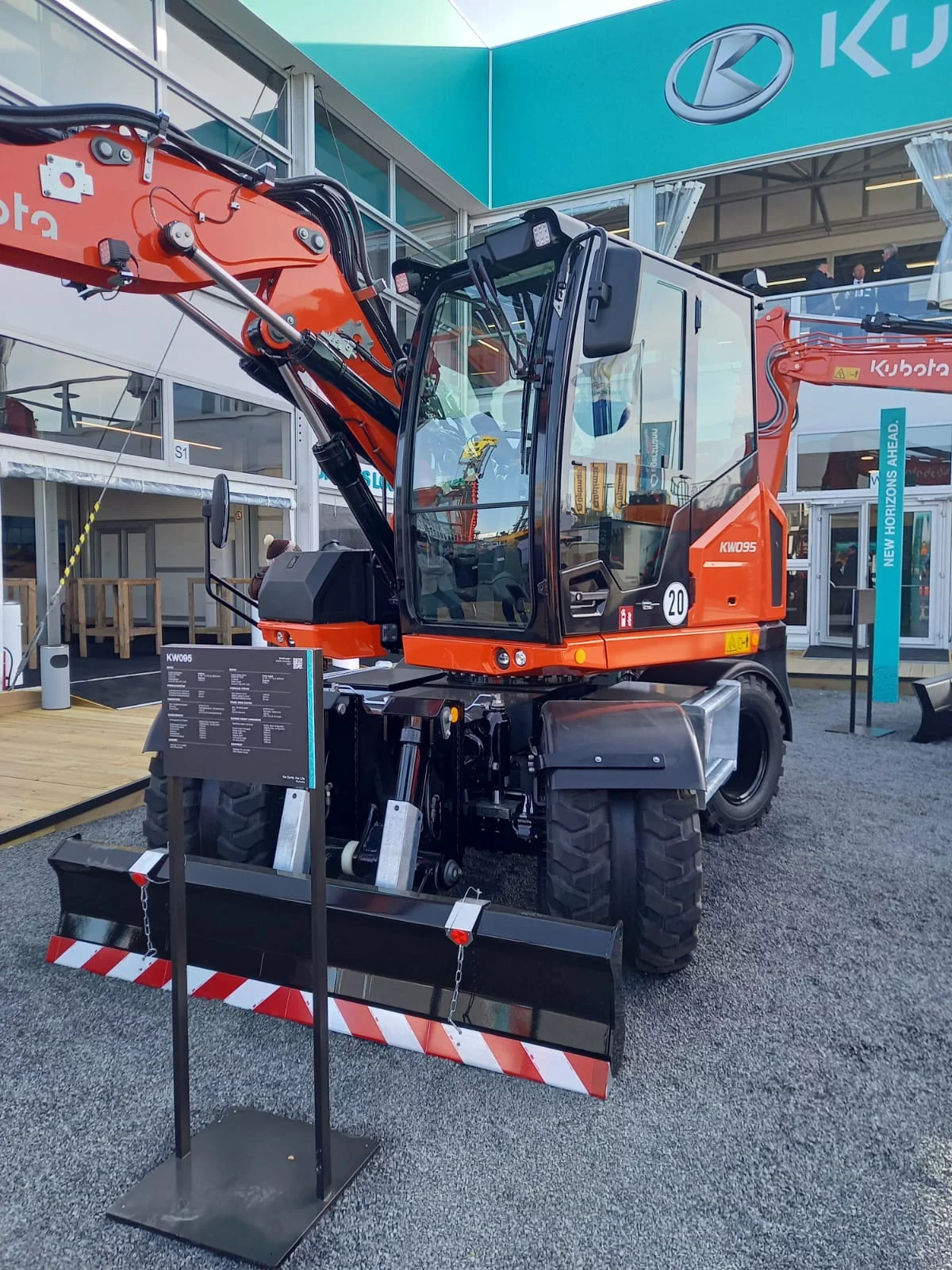 Kubota dévoile de nouvelles pelles sur pneus à bauma 2025