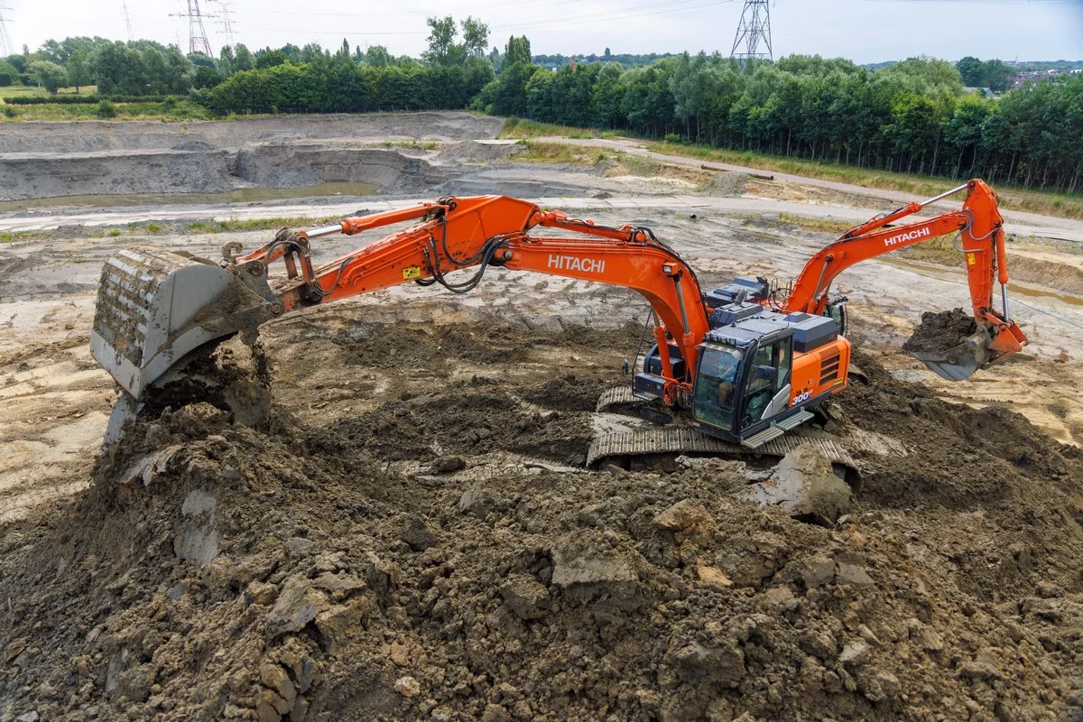 Les grandes excavatrices Hitachi de Ceulemans contribuent à la protection contre les inondations