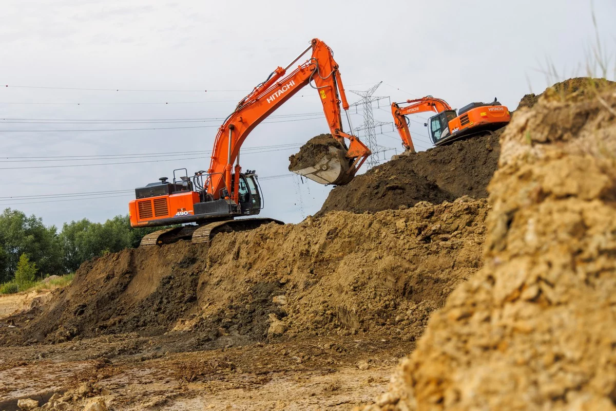 Les grandes excavatrices Hitachi de Ceulemans contribuent à la protection contre les inondations