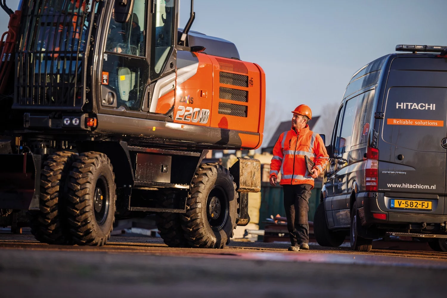 Hitachi dévoile le plus grand modèle de la série Zaxis-7 : ZX220W-7