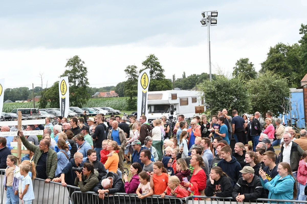 DÉVOILEMENT D'UN TRACTEUR BRECHT: quelque 300 tracteurs bénis au profit d'une œuvre caritative