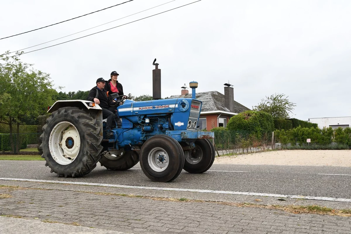 DÉVOILEMENT D'UN TRACTEUR BRECHT: quelque 300 tracteurs bénis au profit d'une œuvre caritative