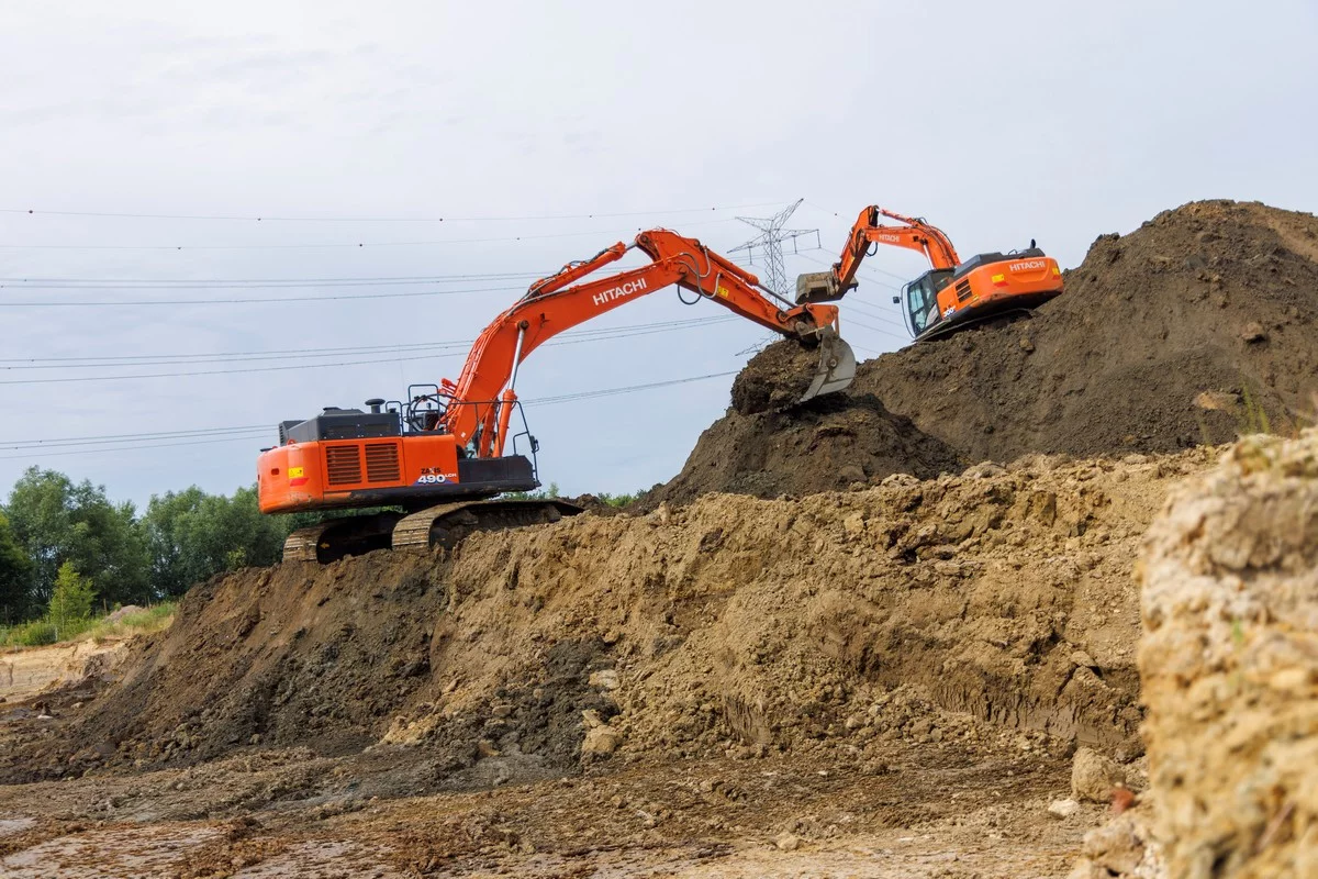 Les grandes excavatrices Hitachi de Ceulemans contribuent à la protection contre les inondations