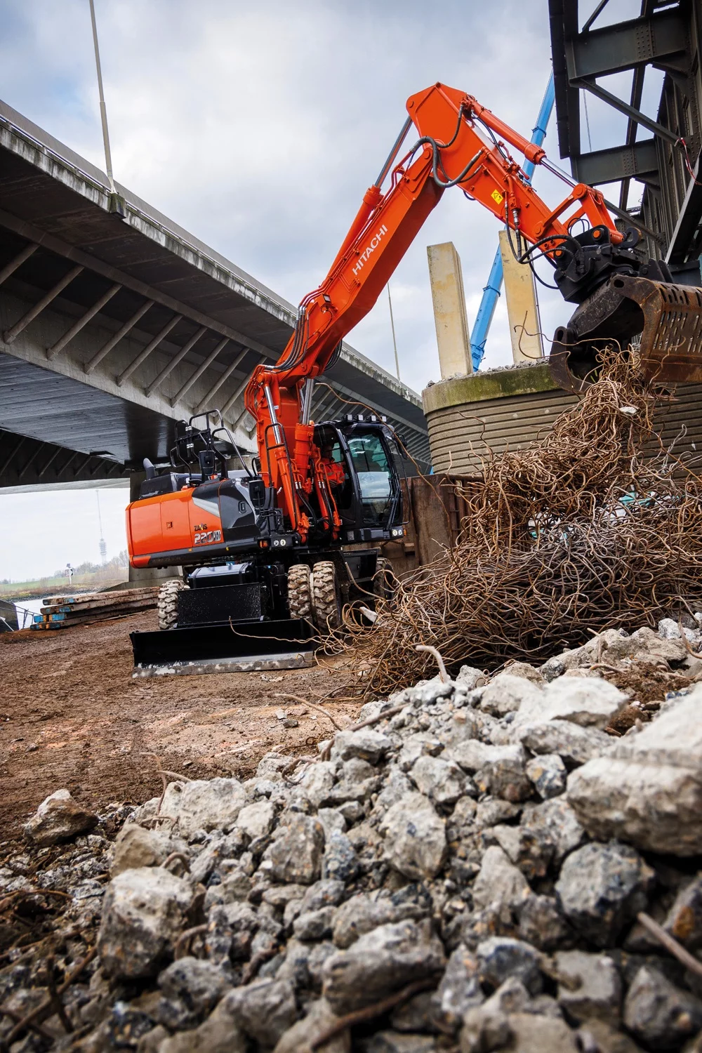 Hitachi dévoile le plus grand modèle de la série Zaxis-7 : ZX220W-7