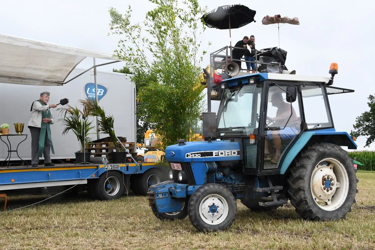 DÉVOILEMENT D'UN TRACTEUR BRECHT: quelque 300 tracteurs bénis au profit d'une œuvre caritative