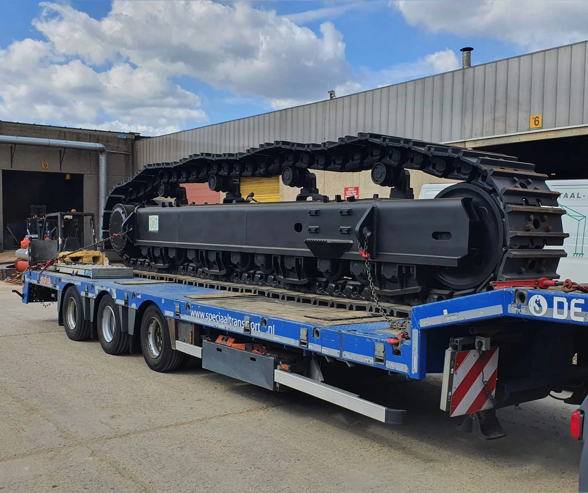 L'EX1200-6 part sur 10 camions vers le sud de la France