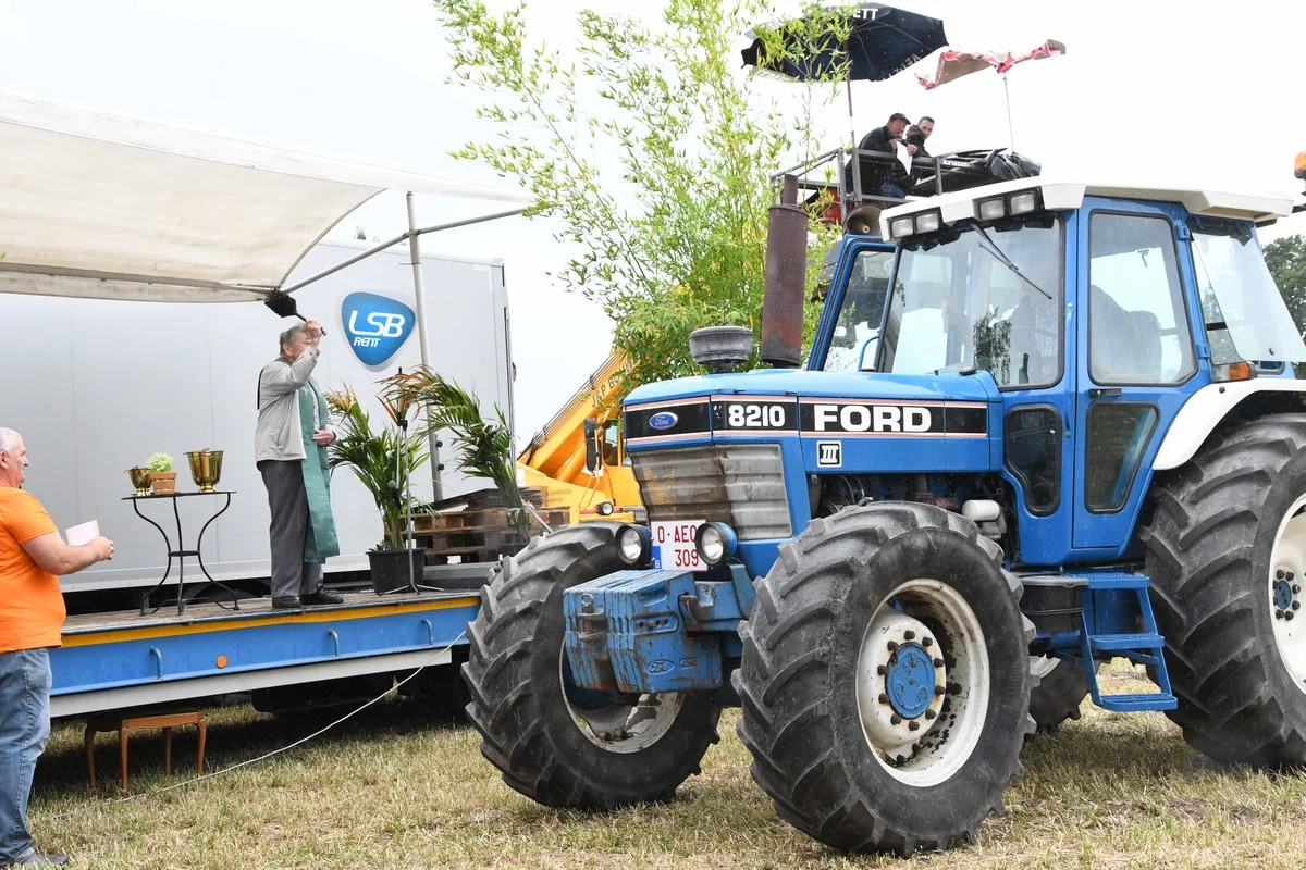 DÉVOILEMENT D'UN TRACTEUR BRECHT: quelque 300 tracteurs bénis au profit d'une œuvre caritative