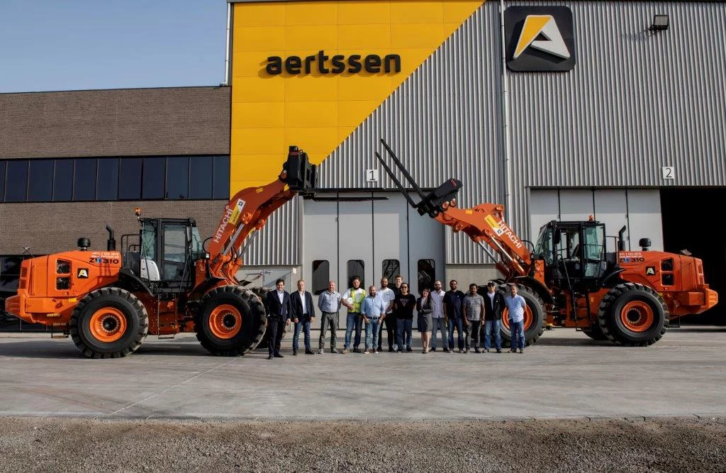 Livraison de 6 nouvelles chargeuses sur pneus ZW310 d'Hitachi chez  Aertssen Machinery Services