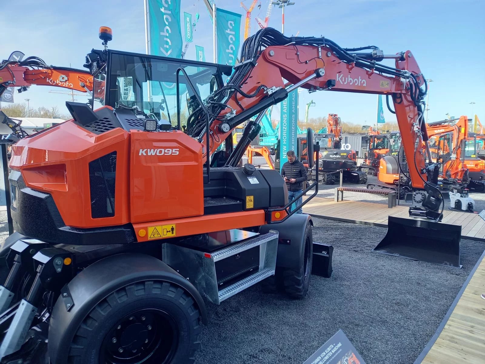 Kubota dévoile de nouvelles pelles sur pneus à bauma 2025