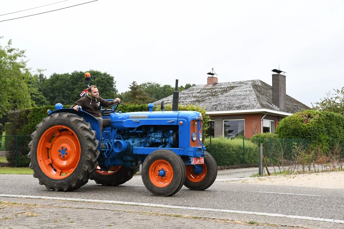 DÉVOILEMENT D'UN TRACTEUR BRECHT: quelque 300 tracteurs bénis au profit d'une œuvre caritative
