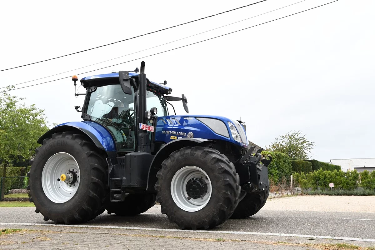 DÉVOILEMENT D'UN TRACTEUR BRECHT: quelque 300 tracteurs bénis au profit d'une œuvre caritative