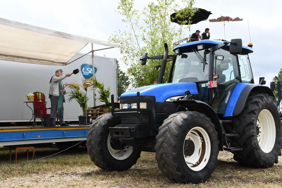 DÉVOILEMENT D'UN TRACTEUR BRECHT: quelque 300 tracteurs bénis au profit d'une œuvre caritative