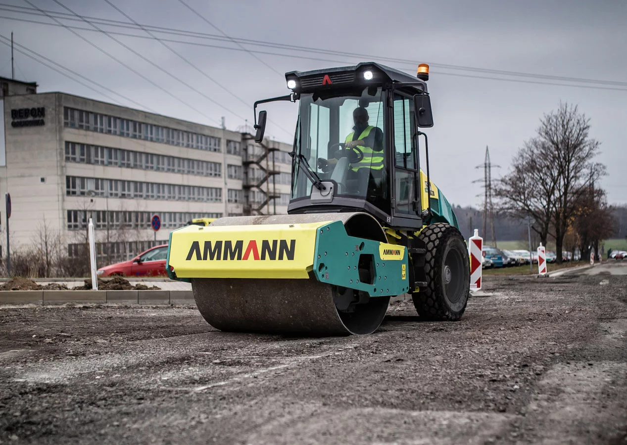 Le nouveau compacteur a un seul tambour type ARS 70 de AMMANN