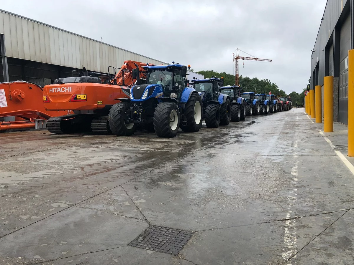 DÉVOILEMENT D'UN TRACTEUR BRECHT: quelque 300 tracteurs bénis au profit d'une œuvre caritative