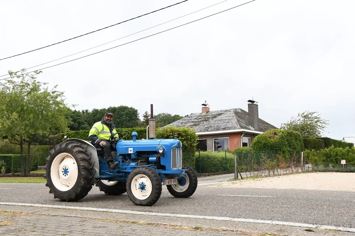 DÉVOILEMENT D'UN TRACTEUR BRECHT: quelque 300 tracteurs bénis au profit d'une œuvre caritative