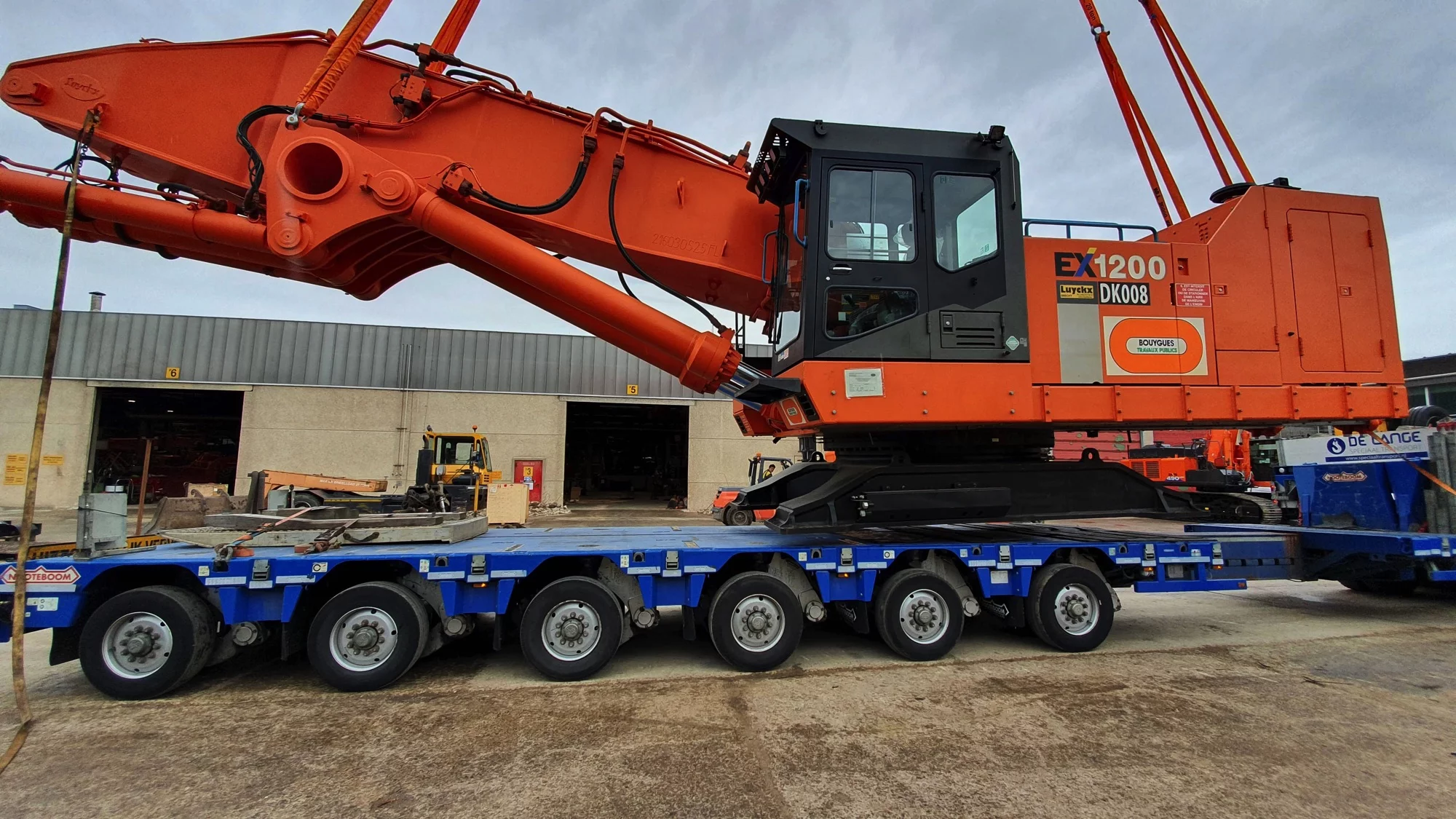 L'EX1200-6 part sur 10 camions vers le sud de la France