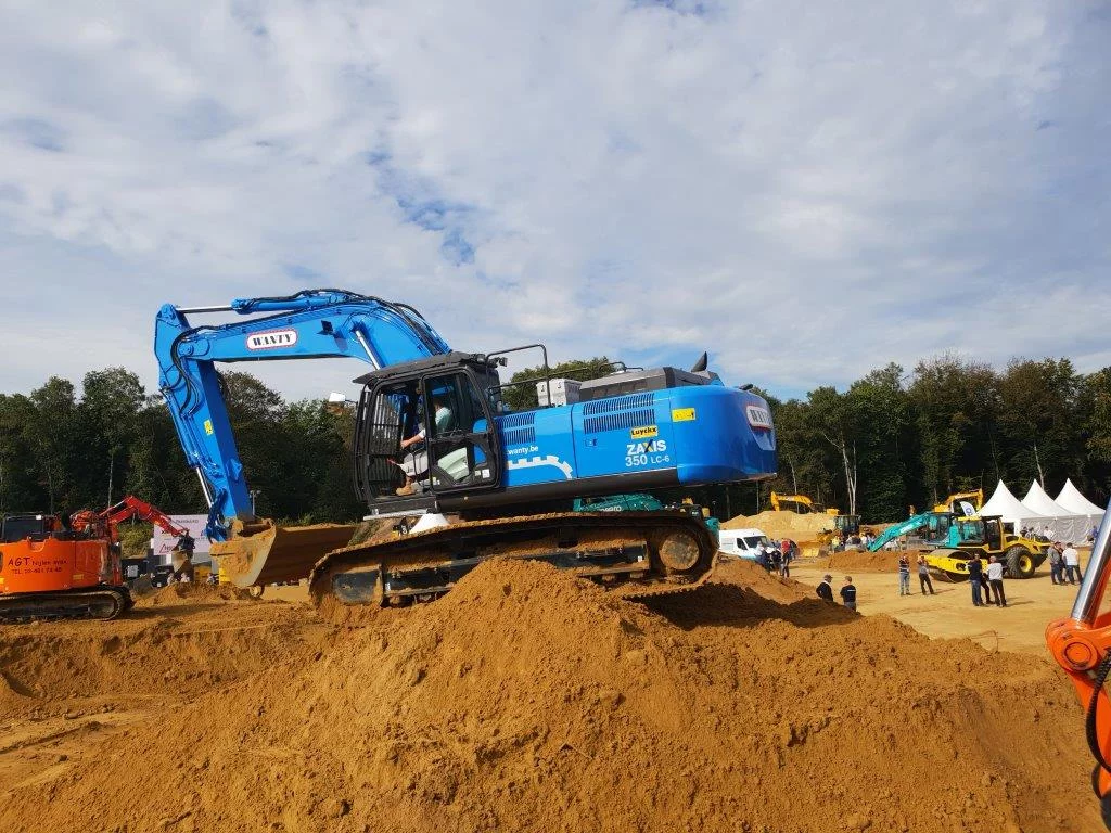 Oeuvre d'art lors des DemoDays avec HITACHI ZX140W-6