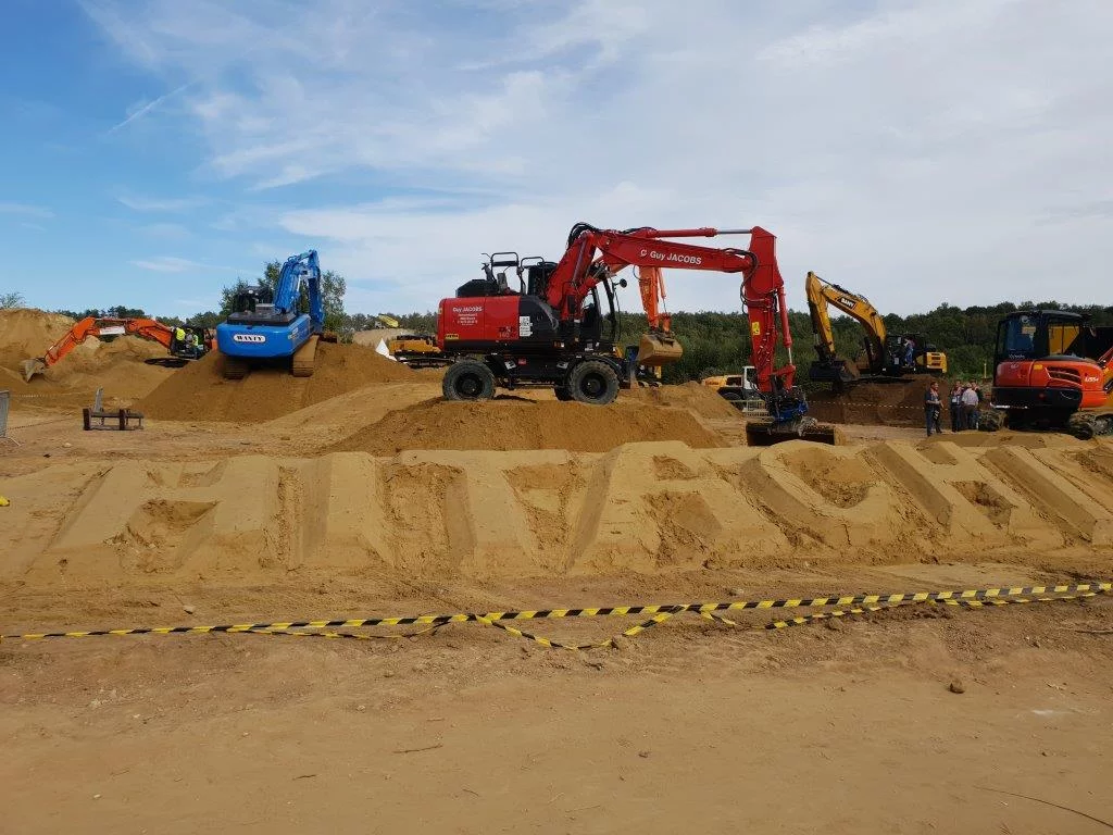 Oeuvre d'art lors des DemoDays avec HITACHI ZX140W-6