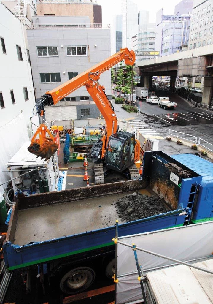 HITACHI présente la plus petite pelle à bras télescopique