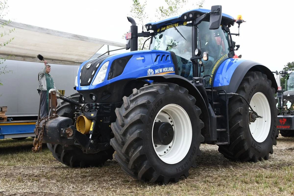 DÉVOILEMENT D'UN TRACTEUR BRECHT: quelque 300 tracteurs bénis au profit d'une œuvre caritative