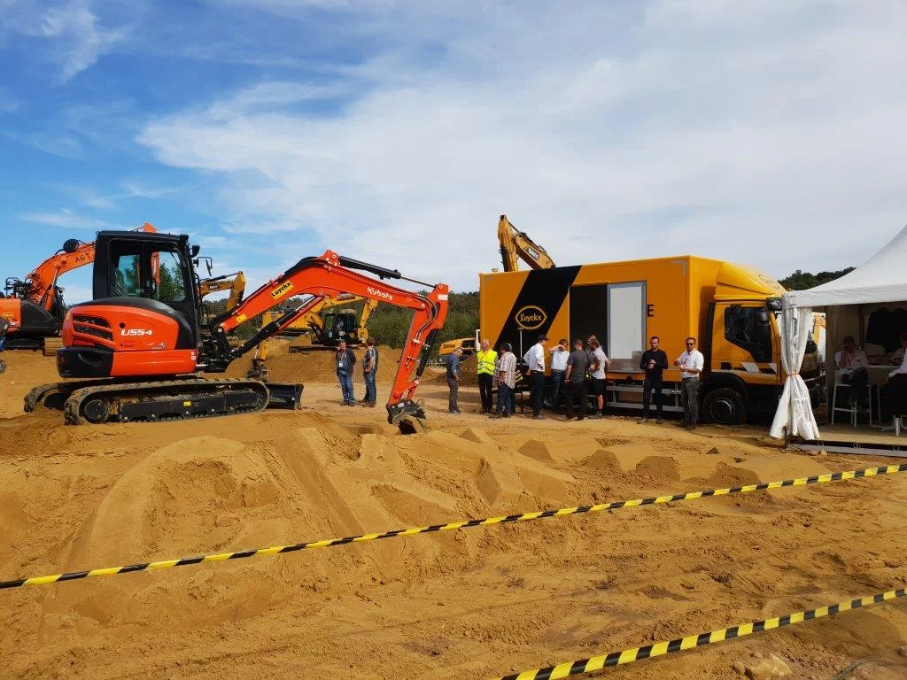 Oeuvre d'art lors des DemoDays avec HITACHI ZX140W-6